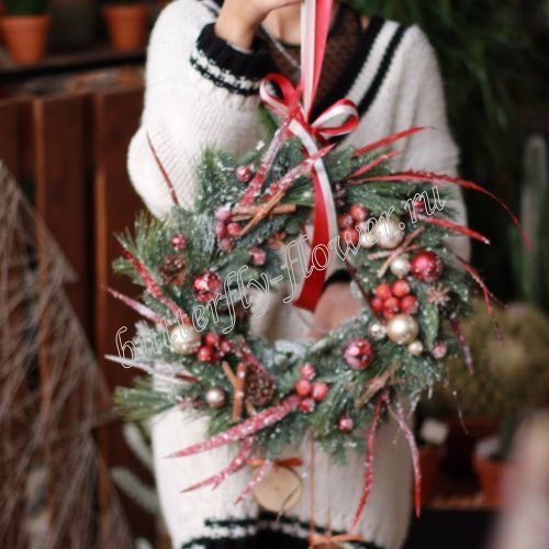 Рождественский венок из нобилиса и новогоднего декора "Северное сияние"