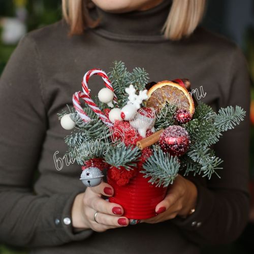 Рождественская композиция из ели нобилиса и новогоднего декора в стильном кашпо "Подарок Санты"