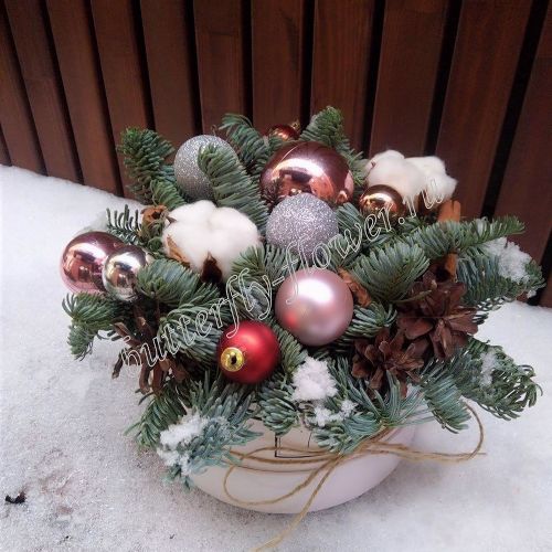 Рождественская композиция из ели нобилиса и новогоднего декора в шляпной коробке "Искорка"