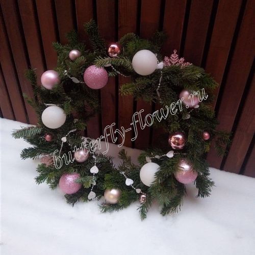 Рождественский венок из ели нобилиса и новогодних игрушек «Розовое сияние»