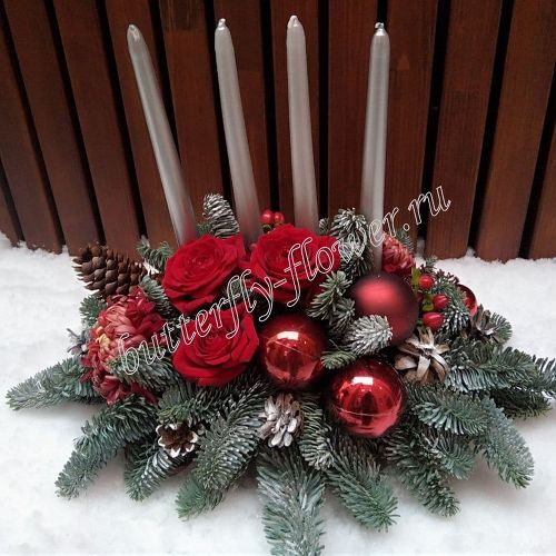 Новогодняя композиция из ели нобилиса, свечей и новогоднего декора "Бордо"