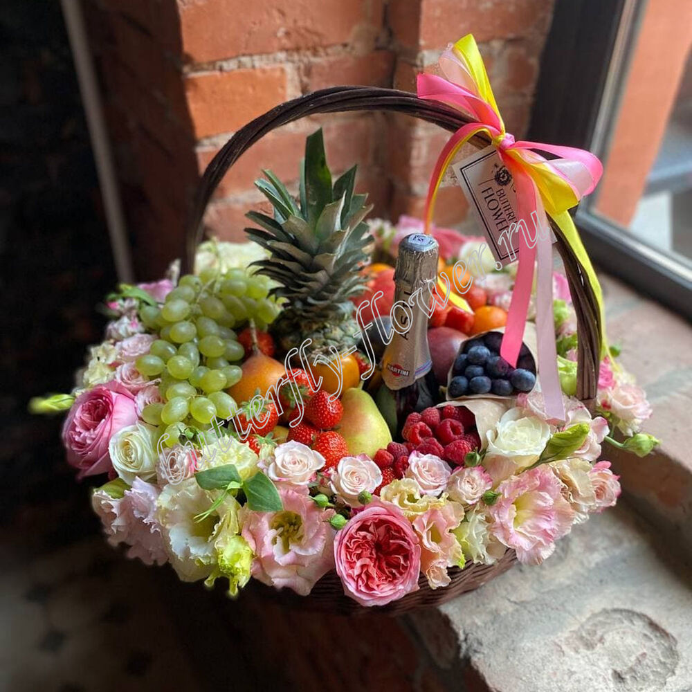 Съедобный букет из цветов, ягод и фруктов в плетеной корзине