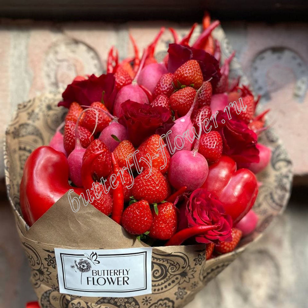 Съедобный букет из ягод клубники, овощей и роз
