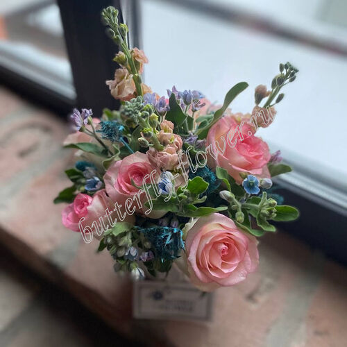 Купить недорого букет цветов в коробке с бесплатной доставкой сегодня вСПб. Заказать онлайн коробку с цветами для девушки в подарок.